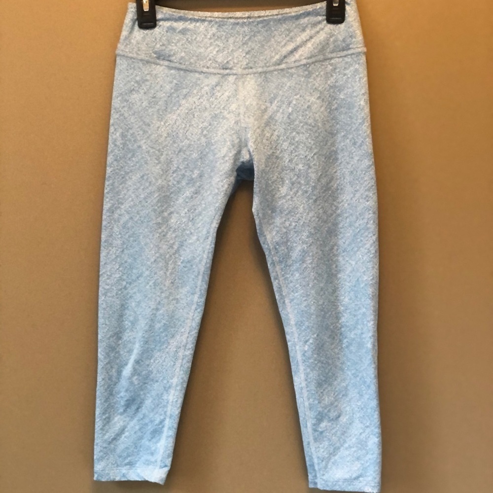 Beyond Yoga Medium Capri Leggings. Light blue and white.